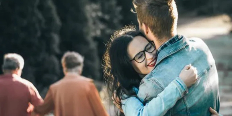 Những trường hợp thường gặp khi mơ thấy người yêu cũ cùng bạn bè & cách giải mã